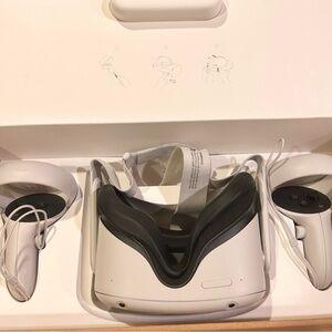 Oculus VR Headset with Controllers - Gray and White